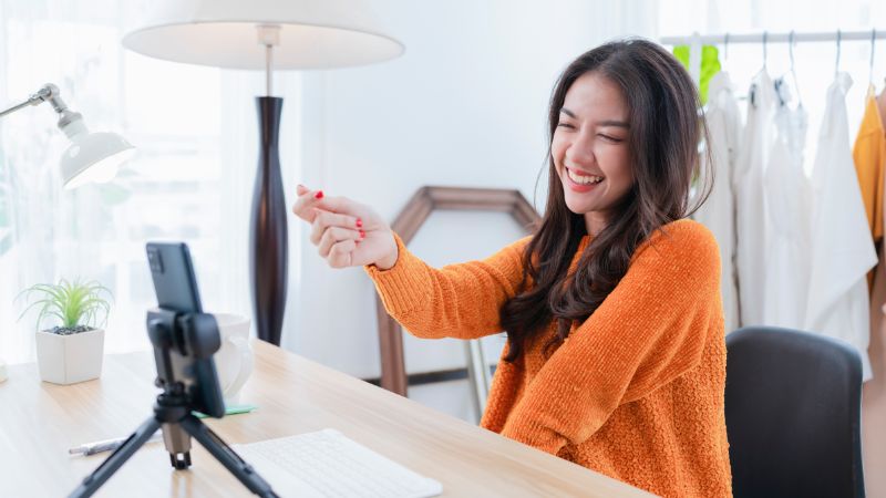 TikTok vs Shopee: Giải Mã Tâm Lý Khách Hàng Qua Lăng Kính KOC Review