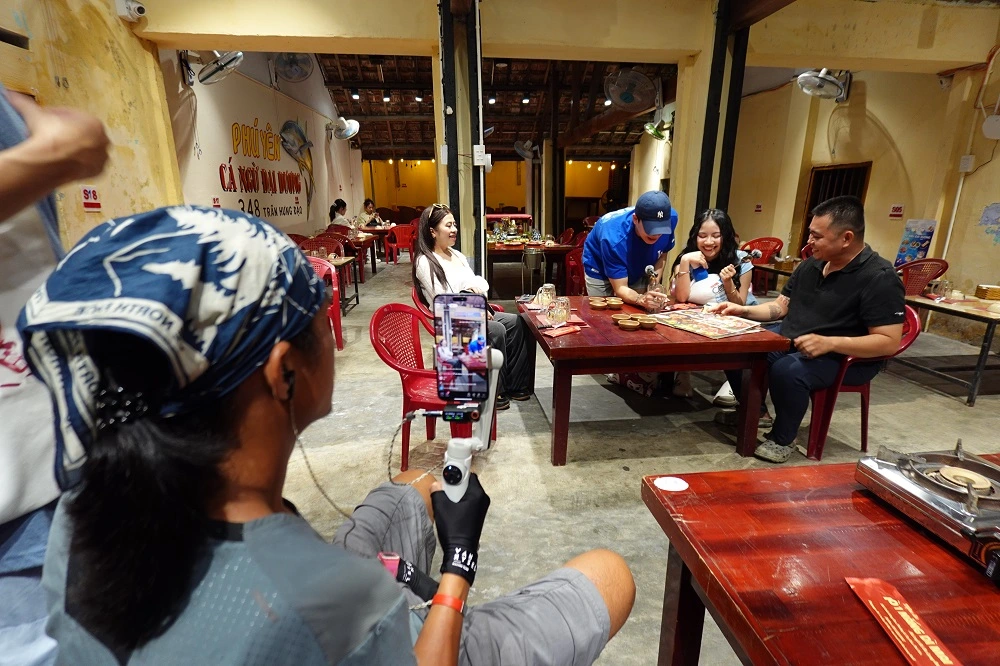 Tại Sao Doanh Nghiệp Cần Giải Pháp "Kiềng 3 Chân": Xây Kênh - Vận Hành - Booking KOC Đồng Bộ?