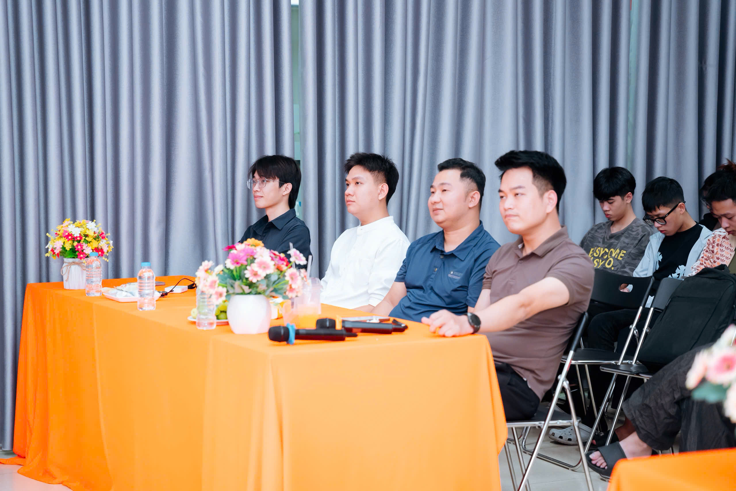 Góc nhìn khác tại bàn khách mời trong buổi giao lưu cùng sinh viên FPT Polytechnic