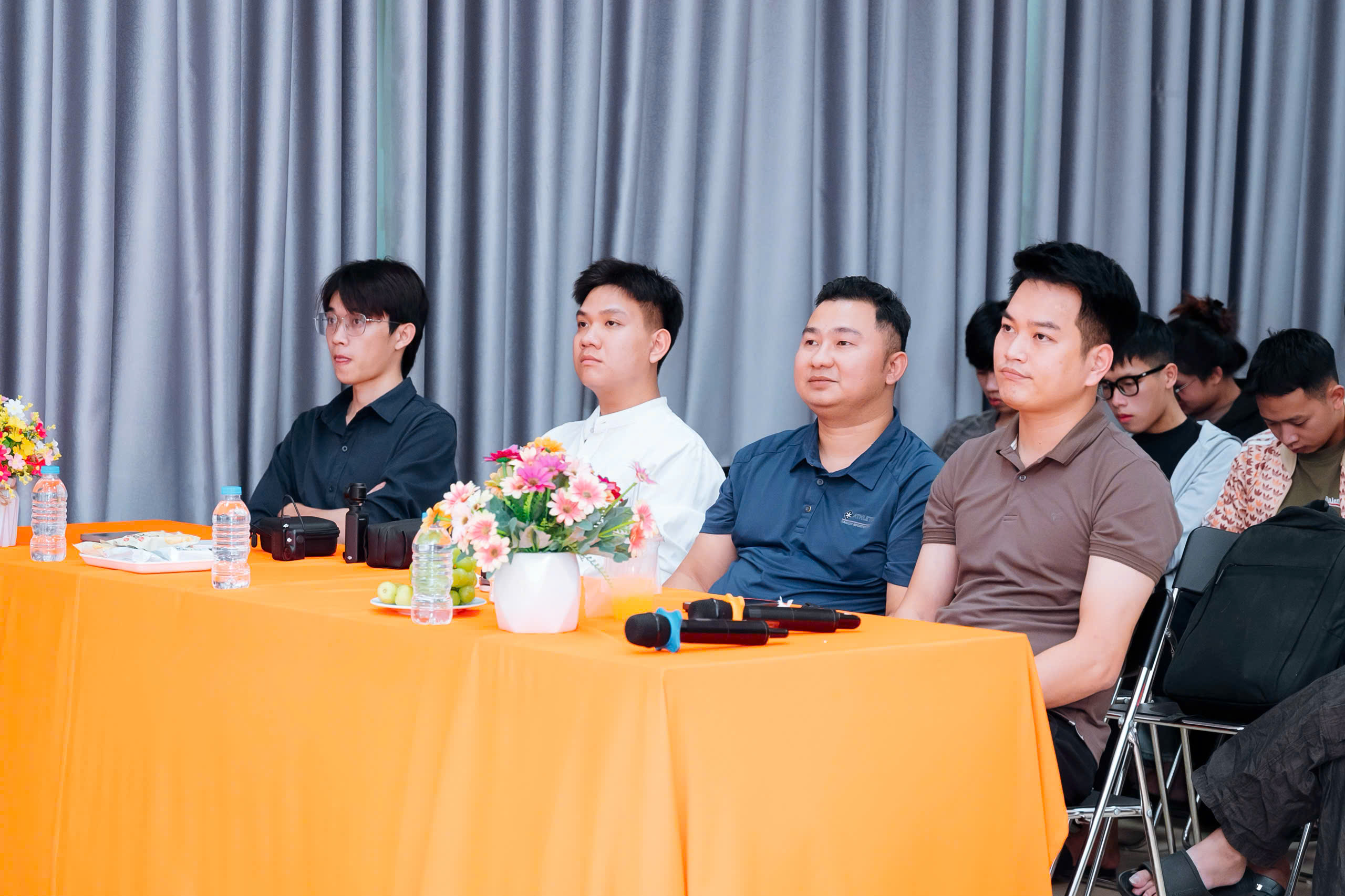 Các khách mời trong buổi giao lưu cùng sinh viên Cao đẳng FPT Polytechnic
