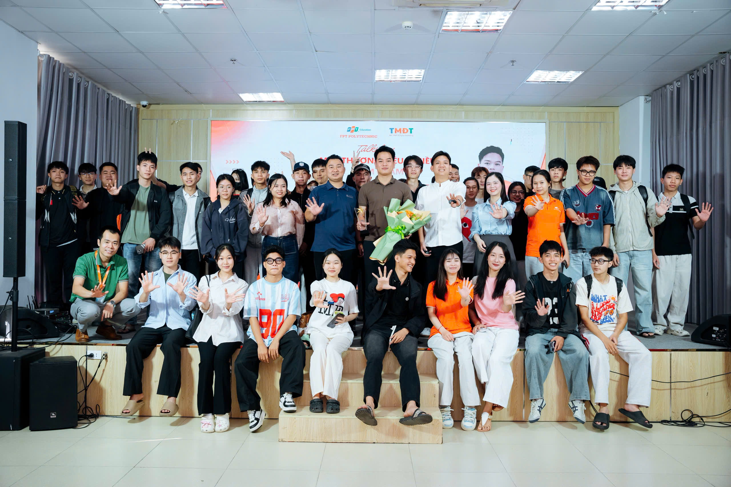 Khách mời và sinh viên chụp ảnh lưu niệm trong buổi giao lưu FPT Polytechnic