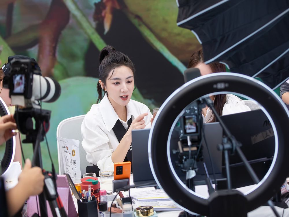 Bảng Giá KOL/KOC: 4 Chỉ Số "Cứng" Quyết Định Mức Cát-Xê Bạn Phải Trả