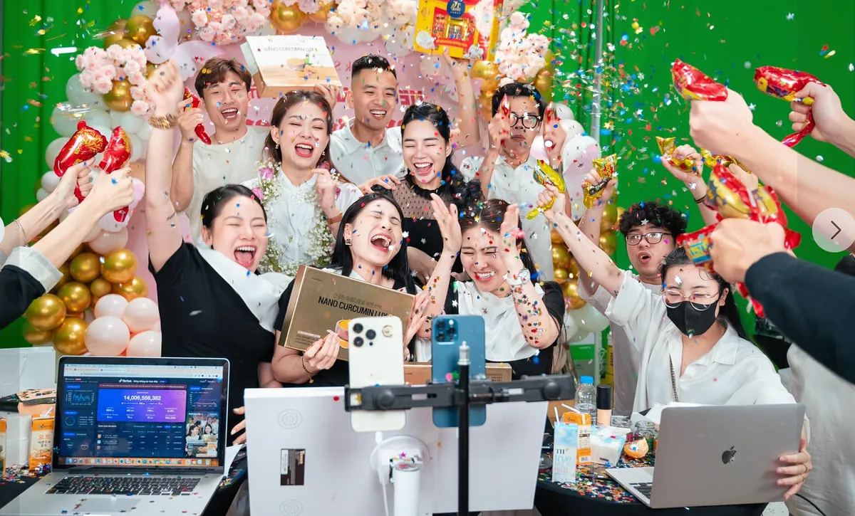 Tự Booking KOC Hay Thuê Agency? So Sánh Chi Tiết Lợi - Hại Và Chi Phí