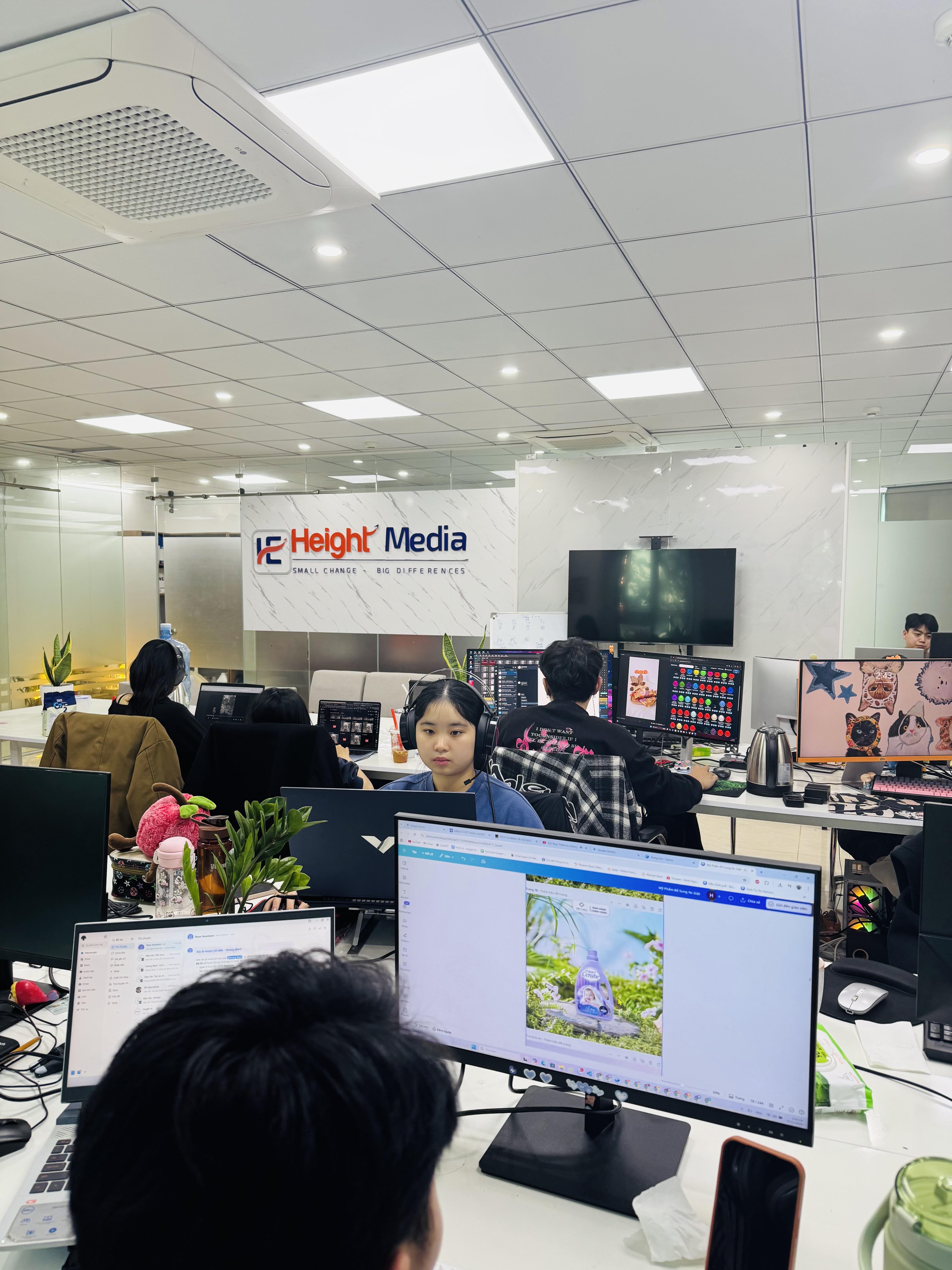 Ảnh tư liệu đội ngũ Height Media trong không gian làm việc